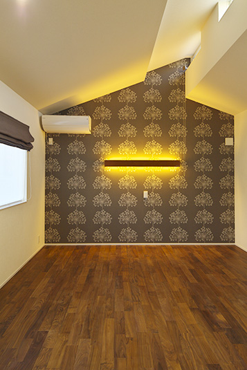 モダンな壁紙と間接照明が雰囲気を醸し出す部屋