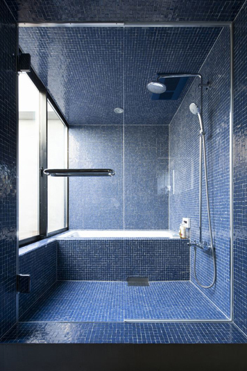 青いタイルで統一された浴室