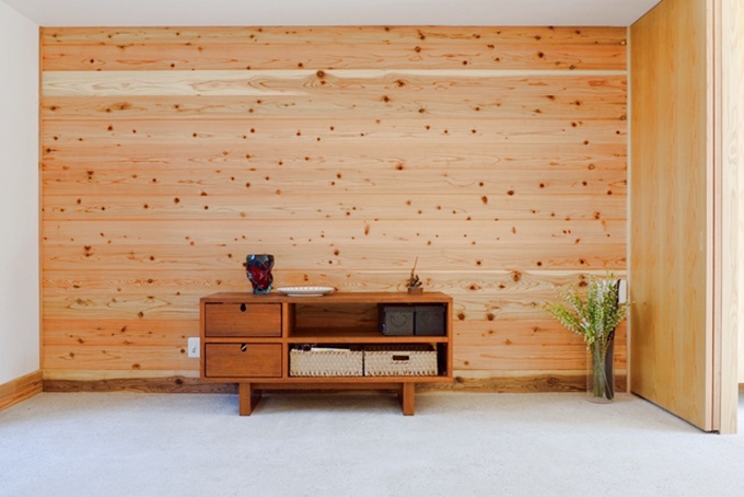 空間にぬくもりを与える木材の壁