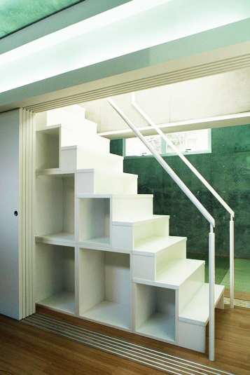 収納家具としての階段スペース