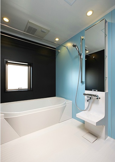 アクアブルーの壁のモダンな浴室