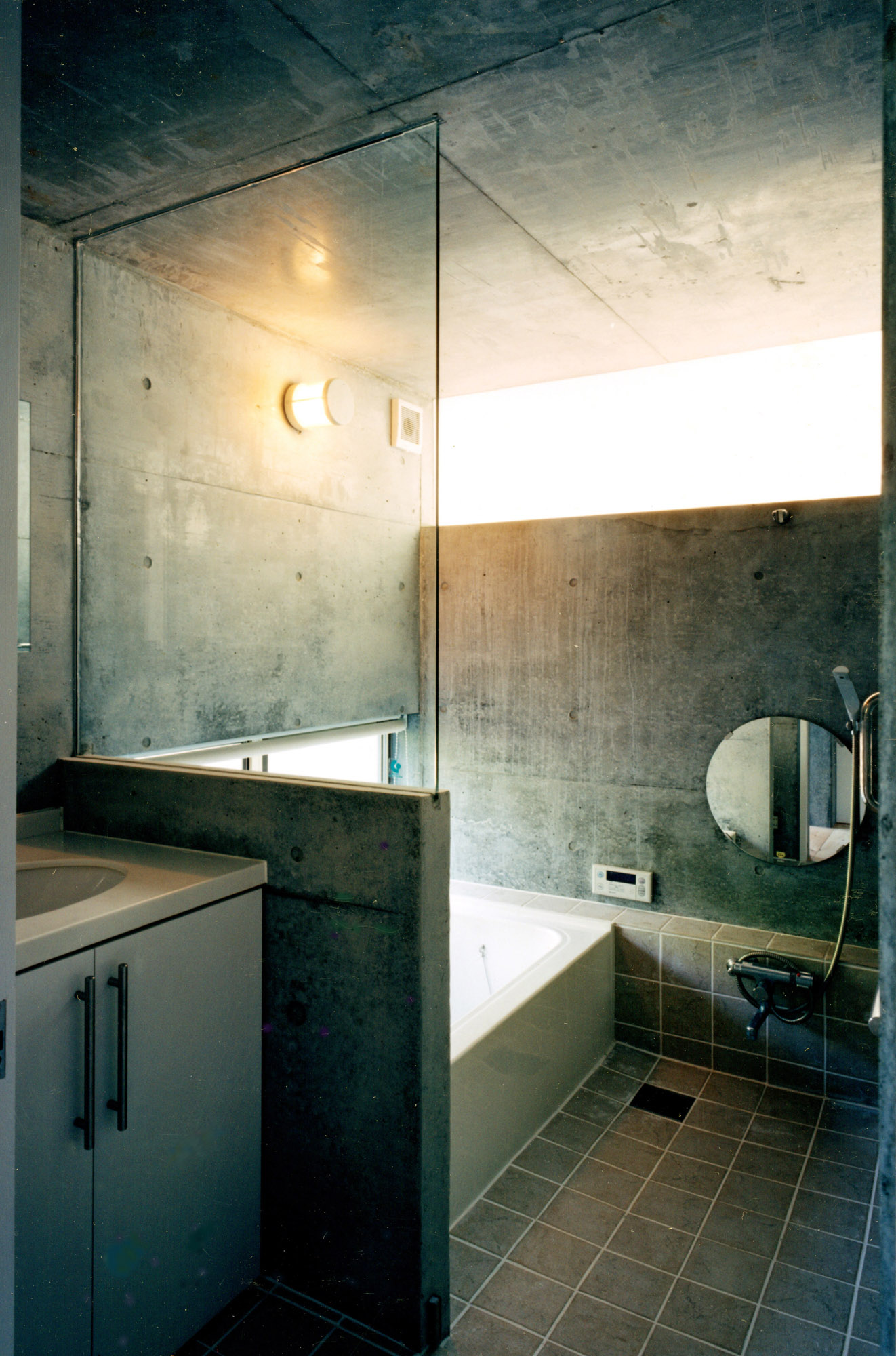 コンクリート打放しの洗面と浴室
