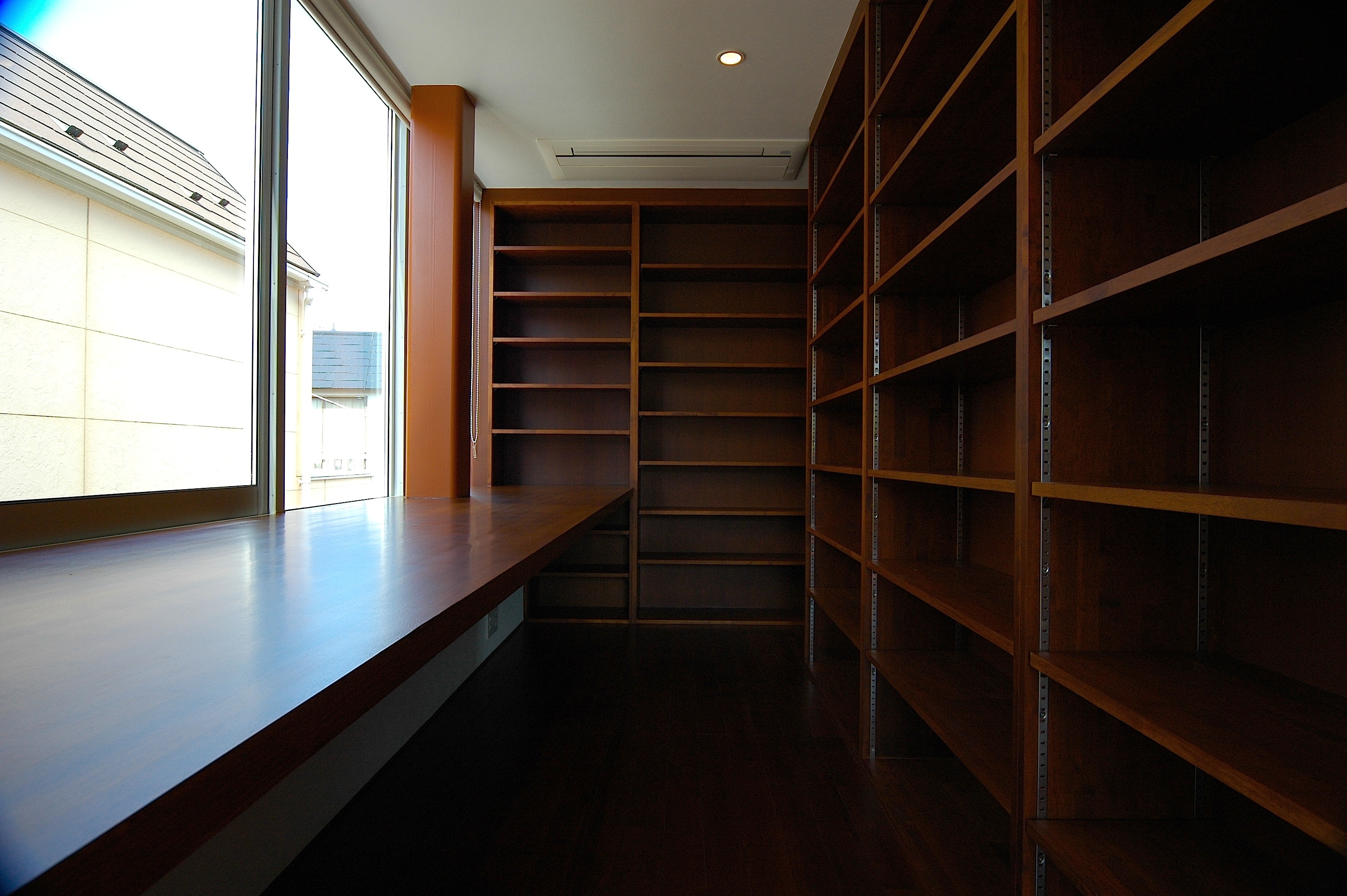 本棚の中を回遊できる書斎