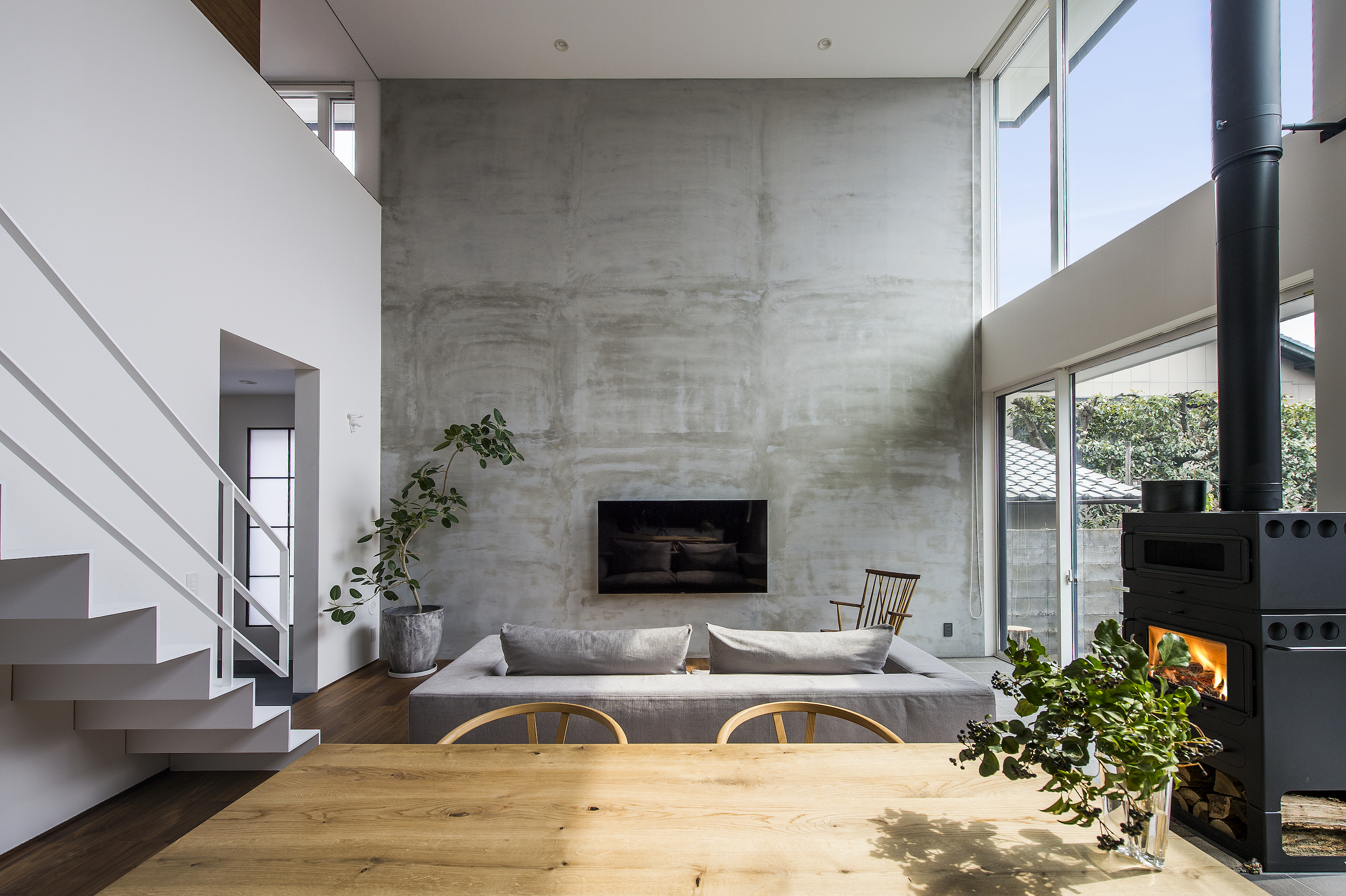 壁と床材で季節感を程よく中和する家