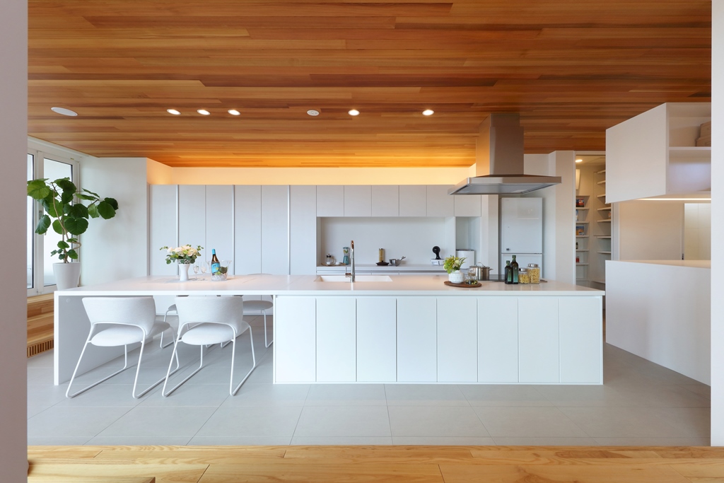 白で統一したシンプルなキッチンダイニングは照明もシンプルに