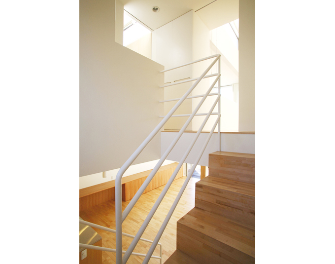 １、２階を繋ぐシンプルな階段