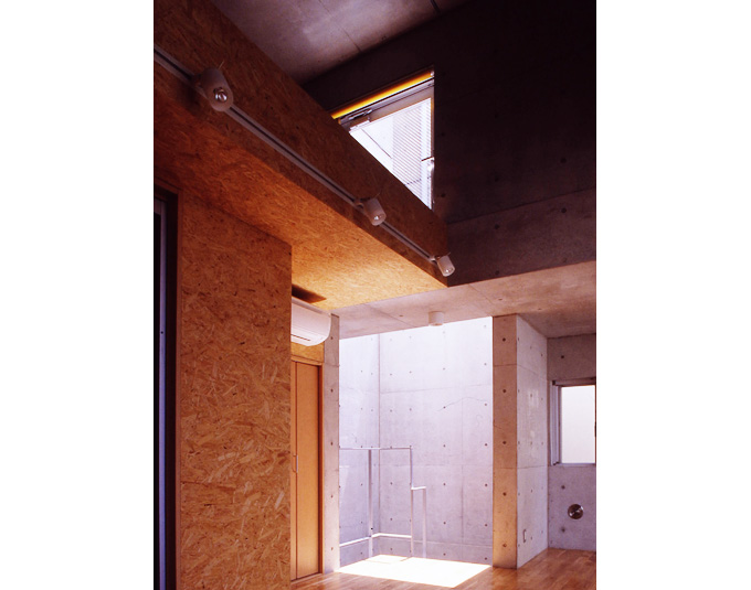 RC壁式構造の狭小住宅・開放感のある光の演出