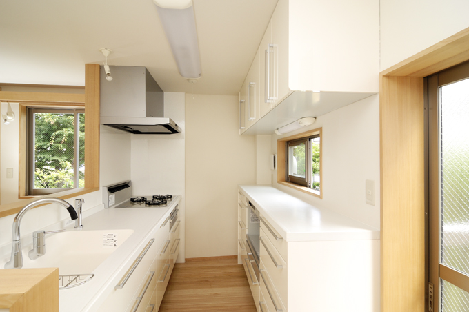 調理スペースを兼ねたカウンター収納とシンプルなI型キッチン