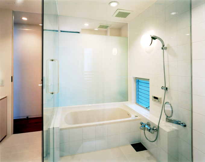 明るくコンパクトな浴室