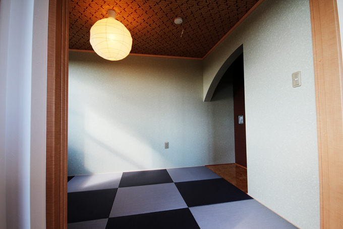2色のヘリなしタタミと現代床の間のある和室
