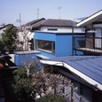 旗竿地でありながら屋内は外観からイメージできない程の開放感と明るさ