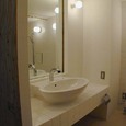 真っ白で美しいシンプルなトイレバス空間