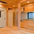 ナチュラルな木目で空間全体と統一感を出したキッチン