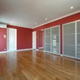 鮮やかな赤い壁紙に白い建具と色のバランスがオシャレな室内