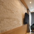 寝室は石張りの壁で上質感を演出