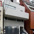 コンクリートの力強さを生かした都心の4階建て