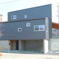 1階をガレージとした混構造の住宅