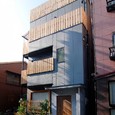 グレーの外壁に玄関の蔵戸がアクセントになった外観