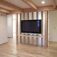 テレビボードの壁は列柱とフロストガラスで適度な遮蔽