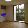アクアリウム水槽がリビングに幻想的な水景を演出
