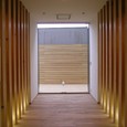 列柱には床から立ち上がる間接照明で奥行き感を演出