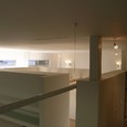 部屋のように仕切られているが天井部分は開放され繋がっているワンルームスペース