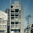 大きな通りの交差点に建つ賃貸併用マンション
