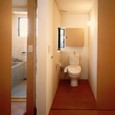 バスルームと換気窓を挟んだトイレスペース