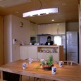 スキップフロアの段差を利用したダイニングテーブル