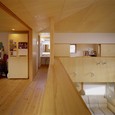 パインの無垢フローリングや天井のシナベニヤがシンプルでナチュラルな室内