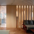 天井までのハイドアで建具もすっきりしたデザイン