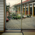 2つの建物を繋ぐウッドバルコニー