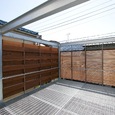 木の格子によって囲われ、守られた、テラス