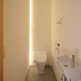 狭さを感じさせない、考え抜かれたトイレの壁面照明
