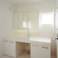 窓からの光が反射する真っ白な洗面