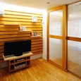木の質感で統一されたリビング