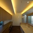 天井の間接照明によって、それぞれの場所に分かれたワンルーム