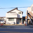 全面道路から眺める外観