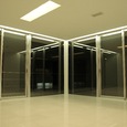 昼間は隠れていて、夜になると、天井面に浮かび上がる照明