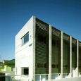 鉄筋コンクリート造の建物に、木製ルーバーで優しい雰囲気をトッピング