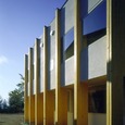 連続した集成柱がを現しにして、建物にリズムを生む