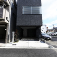 都市型狭小三階建ての黒いパッシブハウス