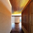 片流れの勾配天井のリビングダイニング