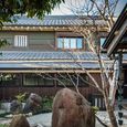 庭から観た建物の外観