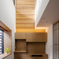 リビングダイニング事例：吹き抜けから、光がそそぐリビング「光をつかむ家（light fall house）（光をつかむ家（light fall house）　/　吹抜けから、光が滝の様に流れ落ち、家の隅々まで照らす戸建て住宅）吹き抜けから、光がそそぐリビング「光をつかむ家（light fall house）