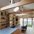 居間の外は小さな庭。家庭菜園として、花壇として、物干しとして利用。