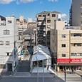 細長い敷地形状に沿った細長い平屋の中に、目的に応じた小さな部屋がぎっしり詰まった工具箱のような建物。
