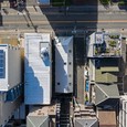 細長い敷地に細長い建物。敷地西側（写真右手）は斜線制限はかかるものの私道負担外のためアクセスに使えない条件。