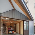 バイクガレージや商談スペースとして多目的に利用。気候の良い時期は屋外まで生活がはみ出します。