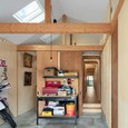 玄関土間から庭まで見通す。手前右は倉庫。